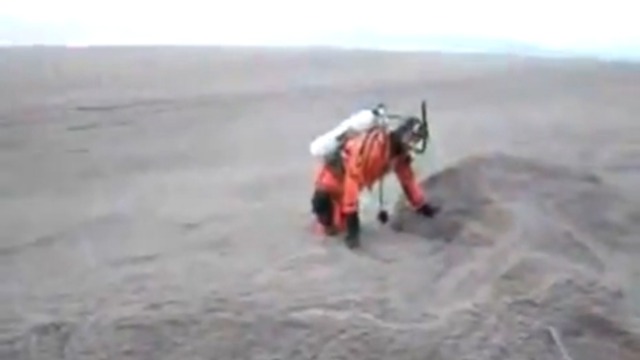 Аквалангист пробирается через море пепла смотреть онлайн