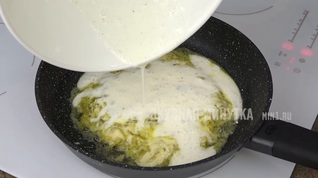 Яичница с солеными огурцами? Да! Это невероятно вкусно! смотреть онлайн
