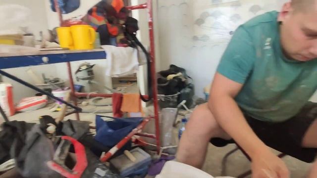 Кушаем суши/Тема положил всю плитку в ванной/один бы свихнулся.