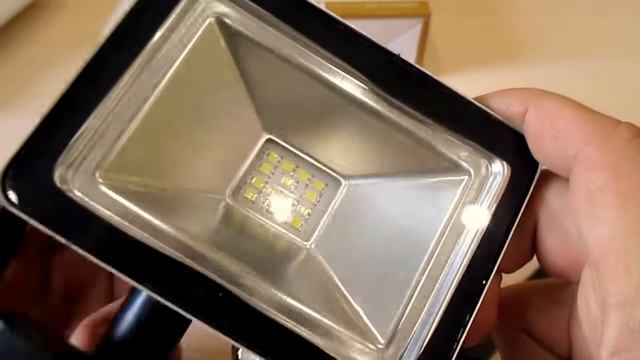 СВЕТОДИОДНЫЙ ПРОЖЕКТОР С ДАТЧИКОМ ДВИЖЕНИЯ. смотреть онлайн