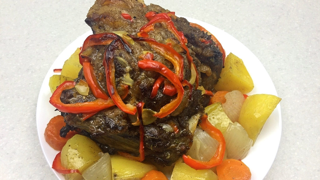 Мясо кабана с овощами в духовке. Рецепт вкусной кабанятины .mp4 смотреть онлайн