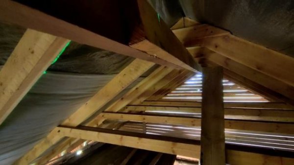 Крыша покосилась. Делаем опоры из бруса и прогон.