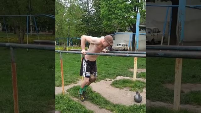 Отжимания с гирей 32 кг на 14 раз смотреть онлайн