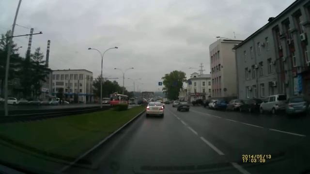 Чуть не наехал на двух девочек и мать в Кемерово смотреть онлайн