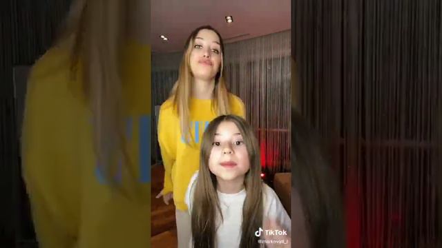 Милана Хаметова и Наташа - ребята у Миланы вышел полный трек умка ищите в сети суперхаус ТТХаус смотреть онлайн
