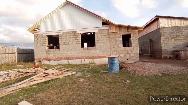 Дом из арболита. Двускатная крыша из металлочерепицы. смотреть онлайн