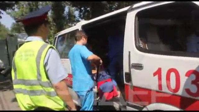 На трассе Алматы-Бишкек перевернулся грузовик смотреть онлайн