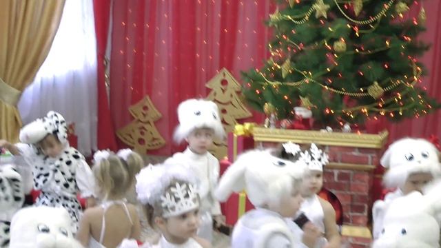 Танец с конфетами в яслях на новогоднем утреннике 2018 .Чудный телефончик. Муз. рук. Максюта Г.В. смотреть онлайн