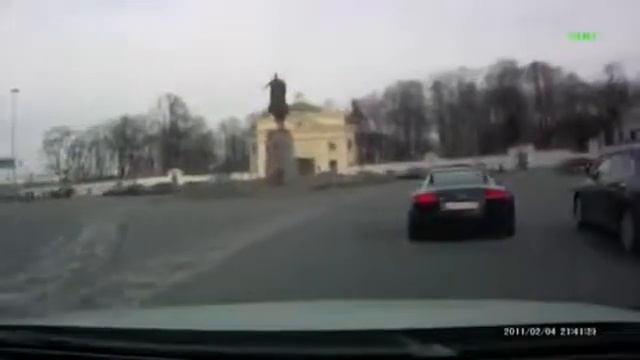 Водитель Audi R8 творит беспредел! смотреть онлайн