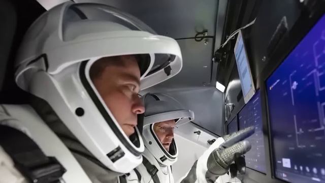 Elon Musk Sends SpaceX Dragon On A Dangerous Rescue Mission! смотреть онлайн