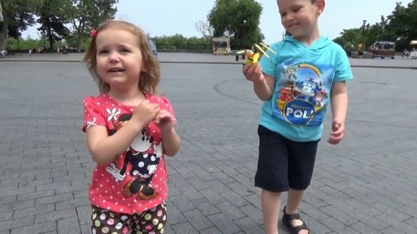 Летающий миньон распаковка игрушки запускаем Unboxing flying Minion girl run in