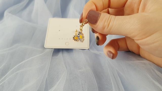 Милые серьги с подвеской цветочком. смотреть онлайн