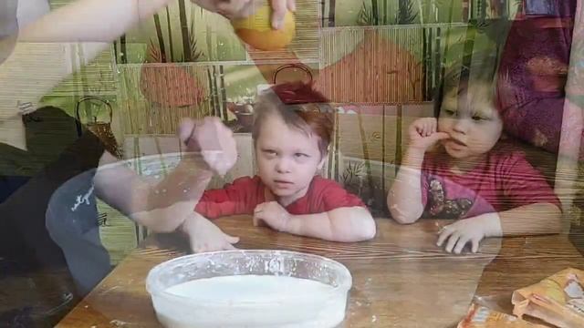 Эксперименты на кухне. Отличная масса из крахмала и воды. Дети точно будут заняты? смотреть онлайн