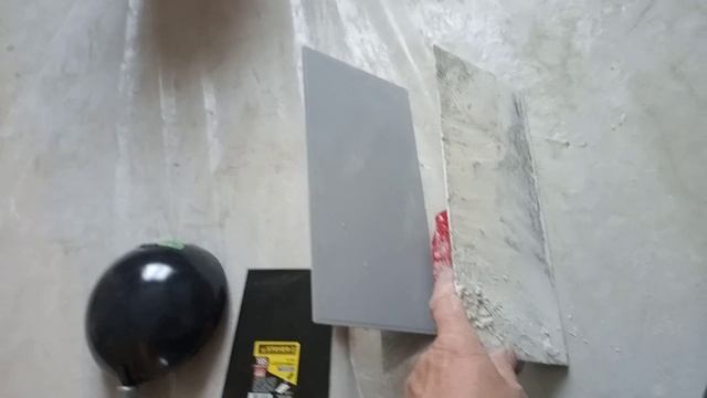 Перешёл с металлической на пластиковую штукатурную малку. Мне удобнее. смотреть онлайн