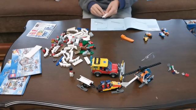 Собираем набор Lego City 60203.  Зимний курорт