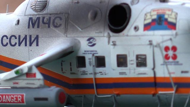Модель вертолета Ми-24ПС "МЧС РОССИИ" в 48 масштабе - съемка на улице смотреть онлайн