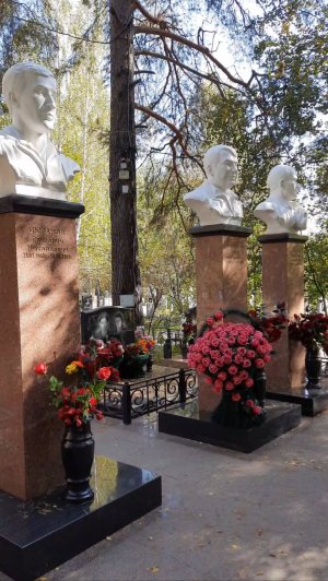 Бандитский Екатеринбург ⚡️
Северное кладбище ☦️ ОПГ  Уралмашевские ☦️
Лихие 90-е ⚰️