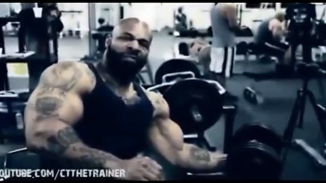 Плюшевая борода качает бицепс, и мотивирует других!!!!!!!