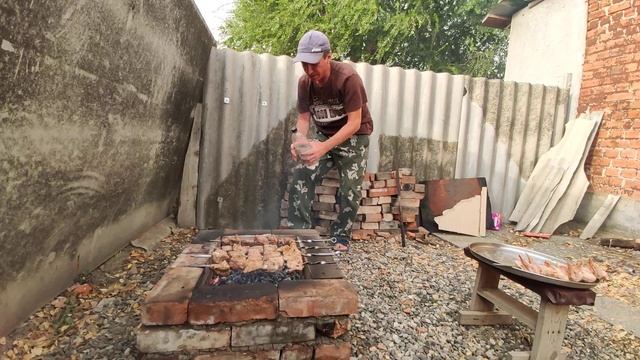 Делаем вкусный шашлык из свинины на новом мангале. Шашлычок и лучок это то что надо. смотреть онлайн