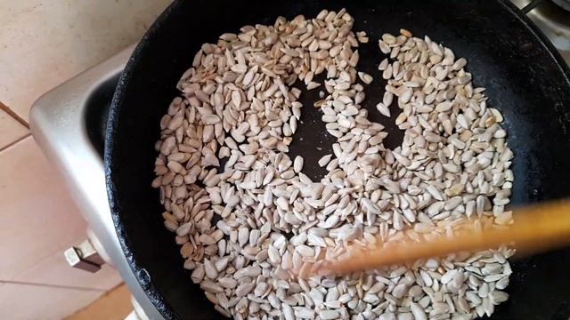 КАК ВКУСНО ПОЖАРИТЬ ЯДРА ПОДСОЛНЕЧНИКА☻ смотреть онлайн