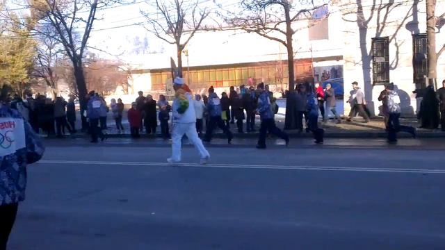 Олимпийский огонь на улице Ленина в Южно-Сахалинске смотреть онлайн