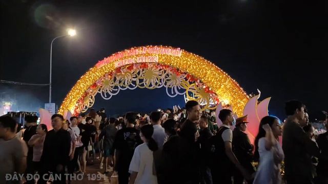 Đông kín người xem pháo hoa tại Festival Hoa Đăng Cần Thơ смотреть онлайн