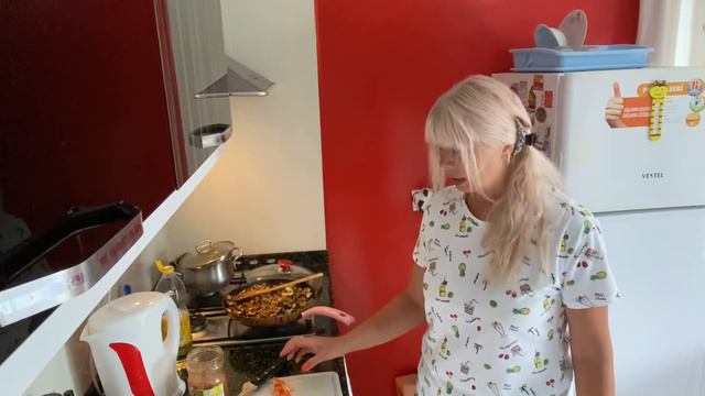 ГОТОВЛЮ ПОНЧИКИ, ДАЖЕ НА МОРЕ НЕ ПОПАЛИ | Arina Belaja смотреть онлайн