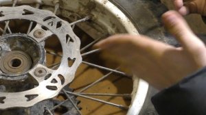 Как легко натянуть спицы на колесе. Профилактическая протяжка спиц. Протяжка спиц на слух