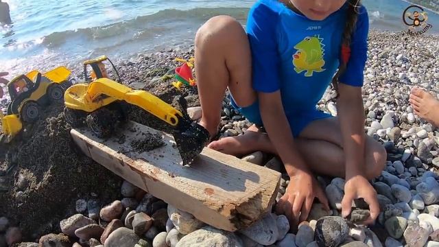 Дети и игрушки. Машинки, песок и вода. МанкиТайм смотреть онлайн