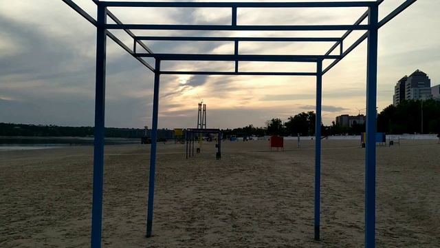 Вода уходит, а река Днепр всё больше мелеет! Запорожье | Городской пляж ⛱️ смотреть онлайн