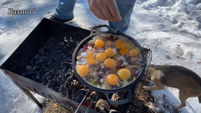 Колбаски с фасолью, перцем и яйцами. Идеальный завтрак от КазанTV не только на шашлыках, но и дома. смотреть онлайн
