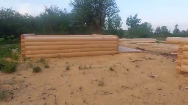 Май 2023. Сруб бани 5х6 в лапу под рубанок, протесан изнутри в полулафет из зимней сосны смотреть онлайн