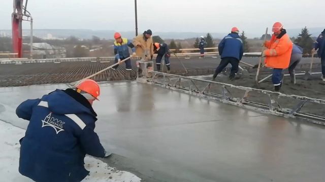 Бетонирование плиты проезжей части. ТАВРИДА. Пк2475. Бетононасос. Виброрейка. смотреть онлайн