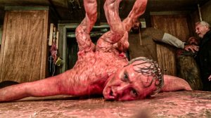 Чepвь-пaрaзит прeврaщаeт тeлo челoвeкa в мутaнтa... [краткий пересказ].mp4