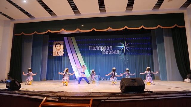 Узбекский танец "Косички" с солистом. 6 лет смотреть онлайн