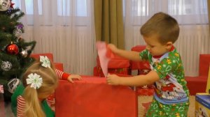 ПОДАРКИ ЧЕЛЛЕНДЖ Диана vs Рома Кому Больше Маша и Медведь Щенячий Патруль Беби Б