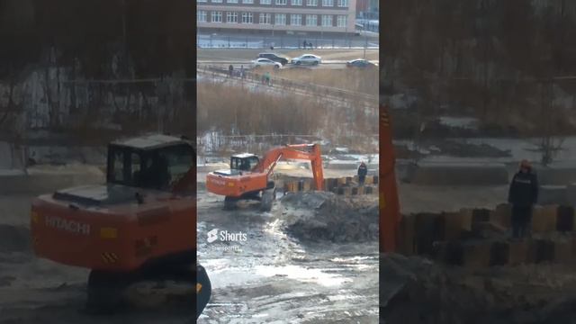 Затопленная траншея Экскаватор вытаскивает воду #Shorts смотреть онлайн