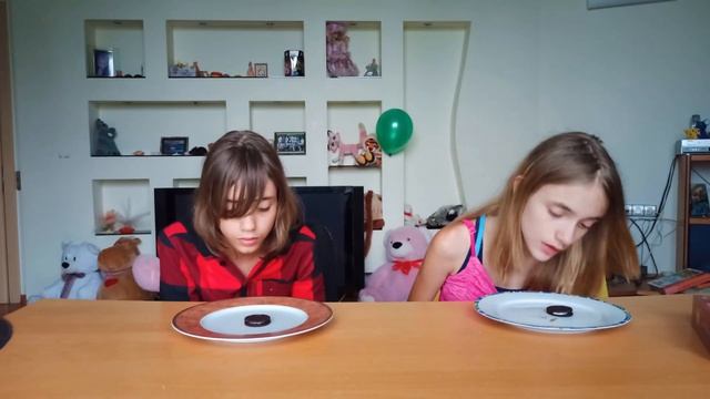 СЪЕШЬ или ПРОИГРАЙ ! ЧЕЛЛЕНДЖ БЕЗ РУК от Стеф и Сем смотреть онлайн