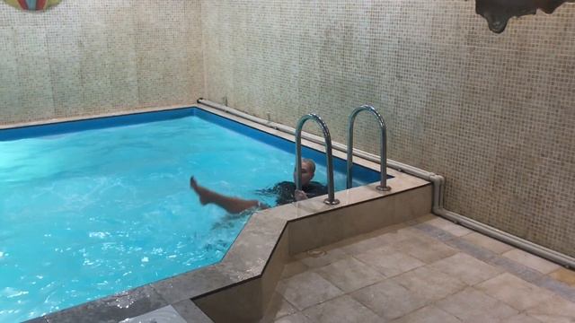 WETLOOK / FULLY CLOTHED / DRESS AND TIGHTS IN POOL / WET / WAM / ВЕТЛУК В БАССЕЙНЕ В КОЛГОТКАХ смотреть онлайн