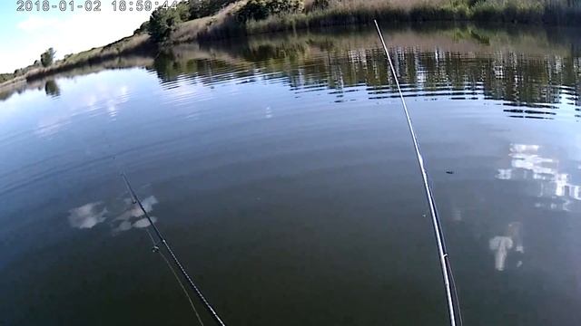 ОКУНЬ С КАЖДОГО ЗАБРОСА! Ловим летнего окуня на озере с лодки на микроджиг, воблеры и железо. смотреть онлайн