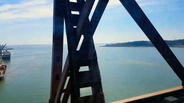 Португалия Лиссабон Поездка на электричке через реку Тежу по мосту 25 Апреля смотреть онлайн