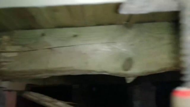 Замена сгнившей лаги в деревянном доме.