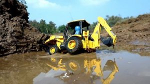 Два экскаватора загружают глину в самосвал