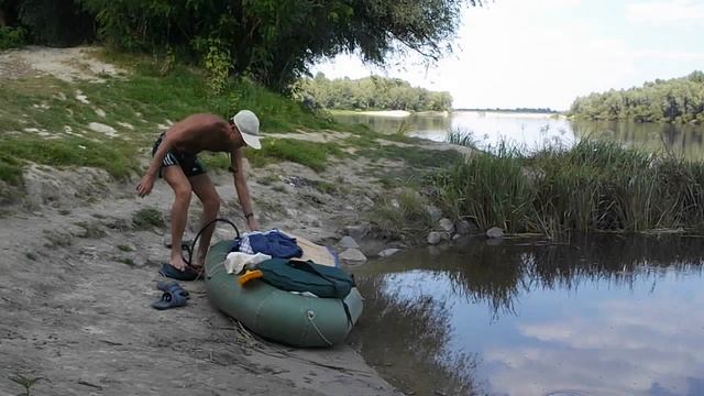 На берегу реки:подкачка лодки во время сплава./автор Виталий Ковач/. смотреть онлайн
