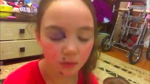 Макияж на 8 марта. Эвелина в первый раз делает себе макияж. Детский макияж. смотреть онлайн