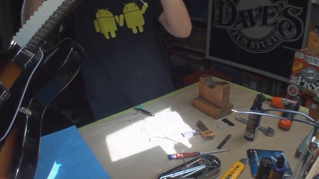 Gibson ES335 Guitar Gets Help смотреть онлайн