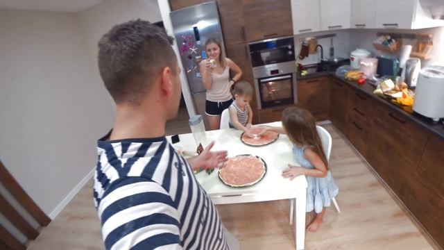 VLOGMAS: КРУТАЯ НОВОГОДНЯЯ ПИЦЦА / СОВРЕМЕННОЕ МЕНЮ НА НОВОГОДНЕМ СТОЛЕ!! 30.12.19 смотреть онлайн