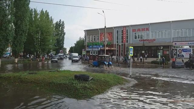 Последствия дождя в городе Россошь Воронежской области. Работают ли ливневки? смотреть онлайн