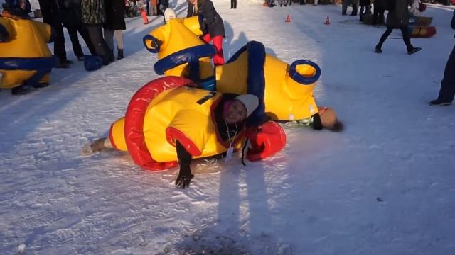 Luis Fonsi, сумо и зимний русский праздник смотреть онлайн