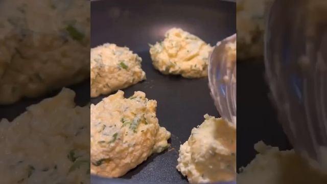 Сырные оладушки - в них совсем немножко муки